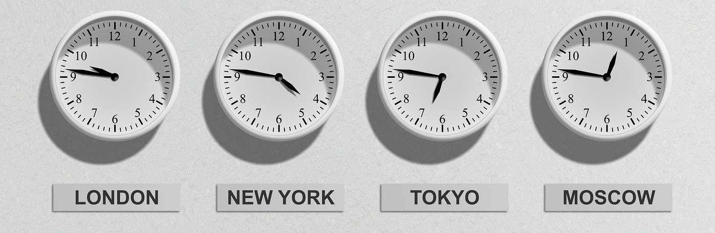 4 analog clocks show the times in different cities. From left to right: London is 9:46. New York is 4:46. Tokyo is 6:46. Moscow is 12:46.
